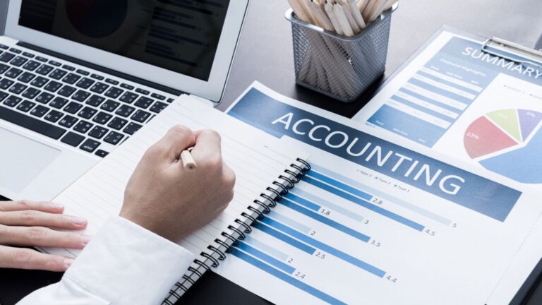 Bác ruột có được làm kế toán trong Công ty TNHH 2 thành viên do cháu là người đại diện theo pháp luật không?
