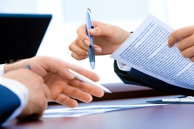 Có được thanh toán bằng tài khoản cá nhân cho hợp đồng thương mại của công ty?