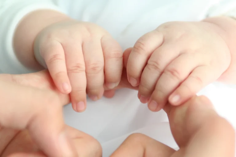 Người không quốc tịch cư trú tại Việt Nam có được quyền nhận con nuôi không?