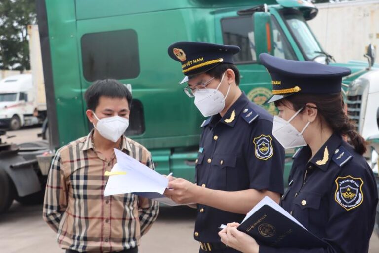 Người khai hải quan có được xem trước hàng hóa, lấy mẫu hàng hóa trước khi thực hiện việc khai hải quan không?