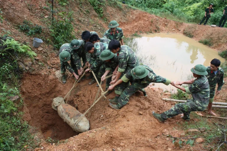 Nguồn tài chính thực hiện hoạt động khắc phục hậu quả bom mìn vật nổ sau chiến tranh có được lấy từ nguồn vốn vay ODA không?