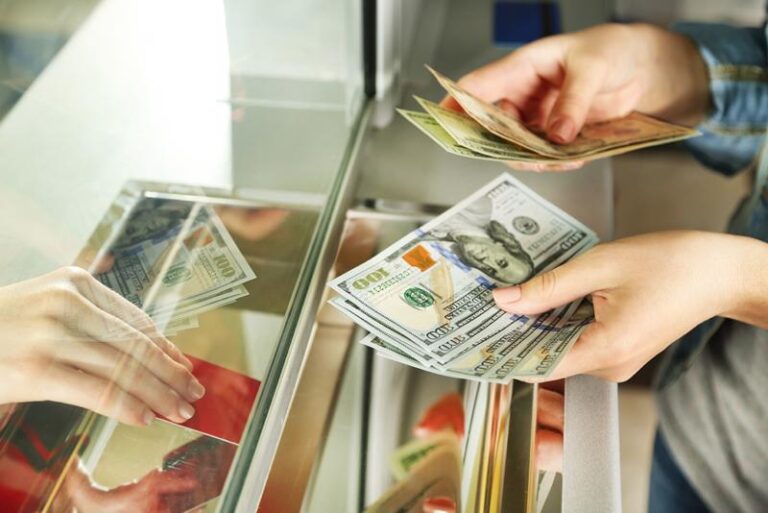 Mua ngoại tệ là gì? Cá nhân mua ngoại tệ để mang ra nước ngoài để chữa bệnh ở nước ngoài được không?